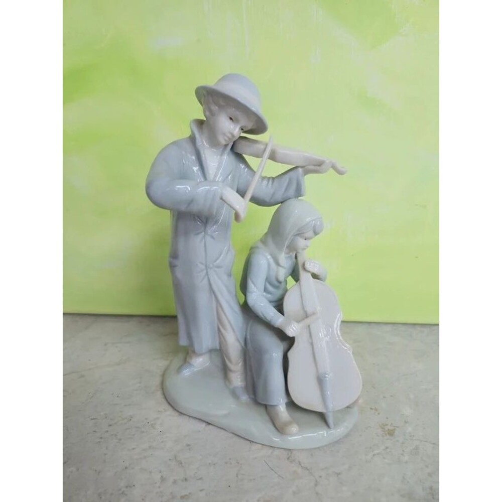 Ornate street serenade  figurine 1985 Arnart